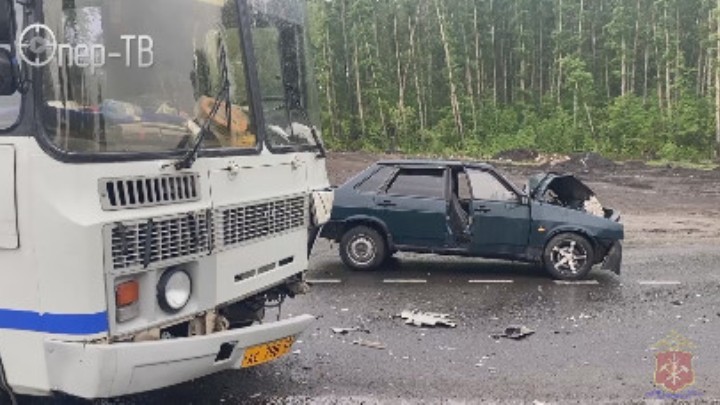 Пять человек пострадали в ДТП с маршруткой и легковушкой в Кемерове