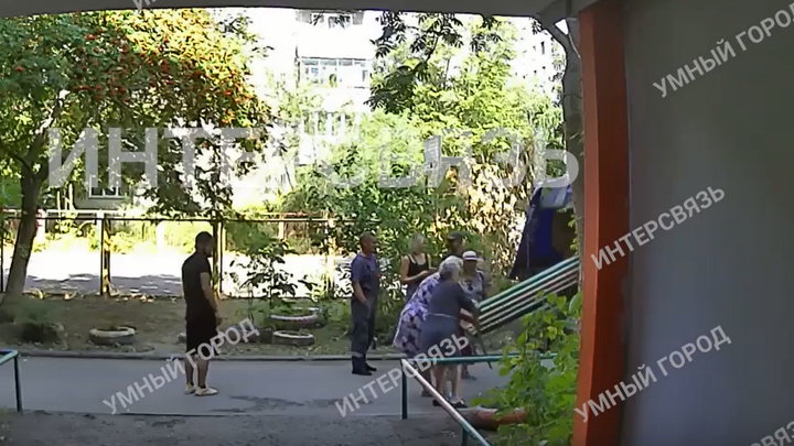 Челябинские пенсионерки вытащили скамейку из отъезжающей ГАЗели