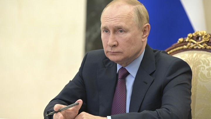 Я по-русски люблю, созерцаю и думаю: Путин завершил георгиевскую речь философским изречением