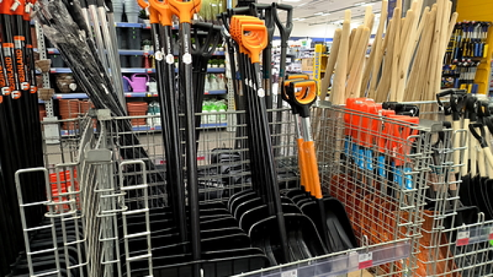В ЦУМе выставили на продажу люксовые лопаты за 57 тысяч рублей