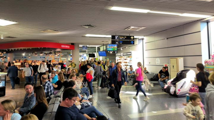 Десятки рейсов задержаны на вылет и прилёт в аэропорту Сочи. За ночь четыре самолёта ушли на запасные аэродромы