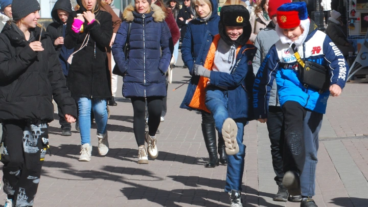 Я жду папу с войны: 11-летняя дочь бойца СВО возит гуманитарную помощь на Донбасс и выступает перед ранеными бойцами