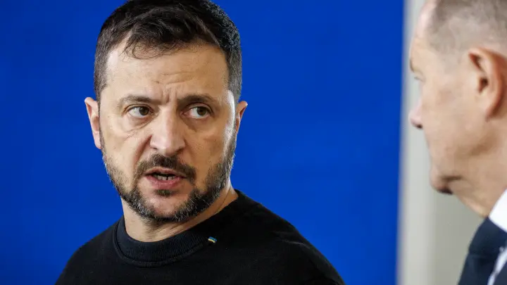 В Киеве люди вышли с плакатами на русском языке. Почему?