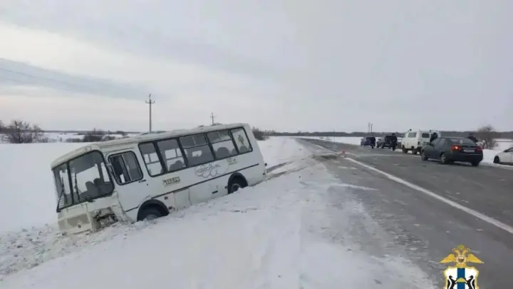 Автобус с пассажирами попал в ДТП и вылетел с дороги в Новосибирской области