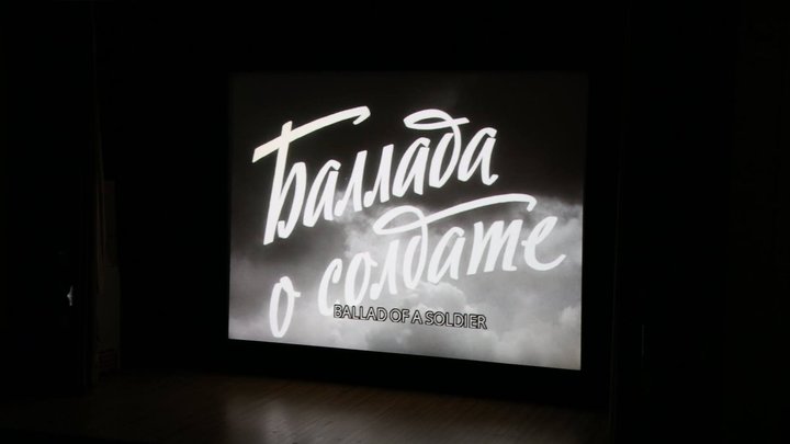 В Магнитогорске художник нарисовал на фасаде Балладу о солдате