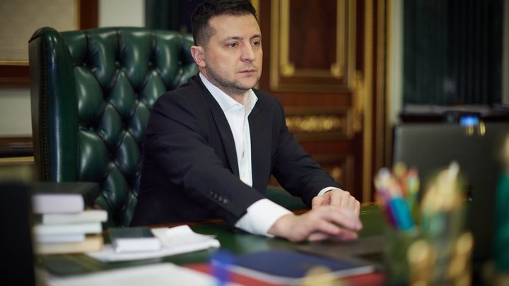Киев ввёл санкции против трёх евродепутатов. Зеленский ответил на французскую провокацию