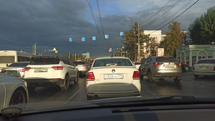 В центре Челябинска из-за обрыва провода встали троллейбусы и создали автомобильную пробку