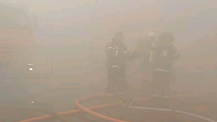 Огонь охватил уже тысячу квадратов: Пожар на мебельном складе в Химках не утихает