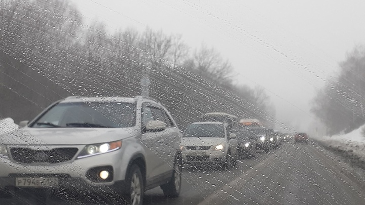 Пора переобуваться: автоэксперты напомнили жителям России, что скоро нужно менять резину