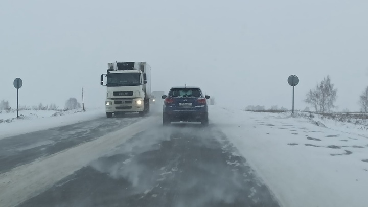 Сильный снегопад: трассу М-5 Урал в Челябинской области заметает