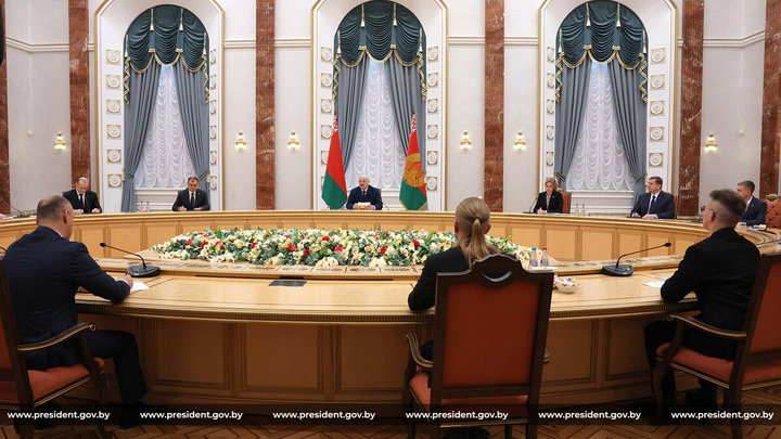 Александру Лукашенко подарили сувенир возрастом 4 млрд лет