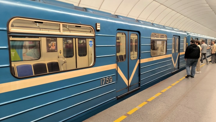 Новосибирский детский ансамбль покорил москвичей импровизированным концертом в метро