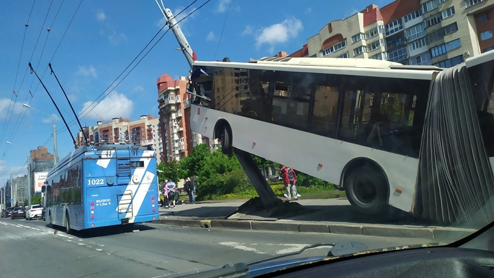 Чиновники пообещали компенсации пострадавшим в ДТП автобуса со столбом в Петербурге