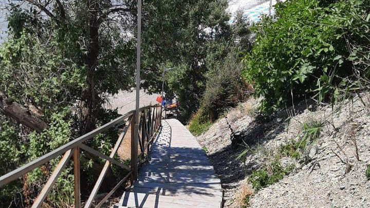 Жители против: в Анапе снесли легендарную лестницу 300 ступеней