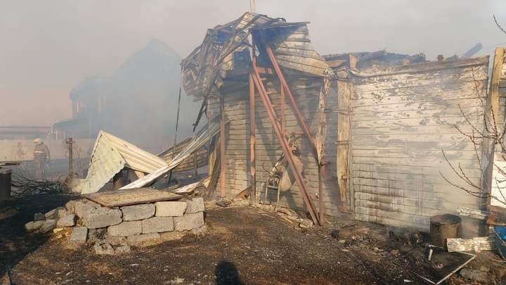 В частном секторе Новосибирска сгорели три дома