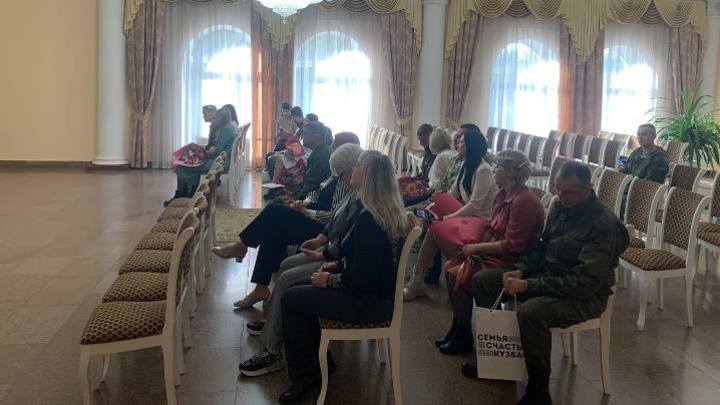Мобилизованные из Кузбасса сыграли семь свадеб в учебном центре в Омске
