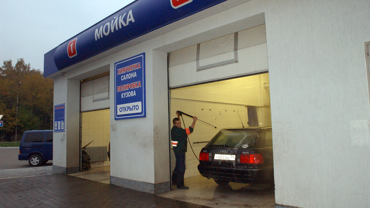 В Новосибирске из-за потепления образовались очереди на автомойках