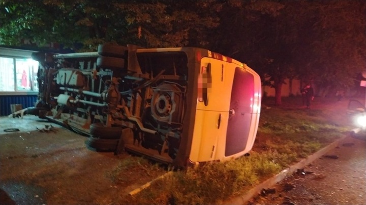 Автобус Краснодар-Моздок перевернулся на Ставрополье после столкновения с легковушкой