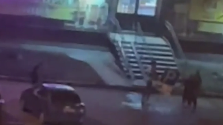 В Челябинске групповое избиение прохожего попало на видео