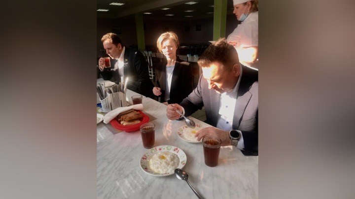 Мэр Новокузнецка позавтракал в школьной столовой и остался доволен рисовой кашей