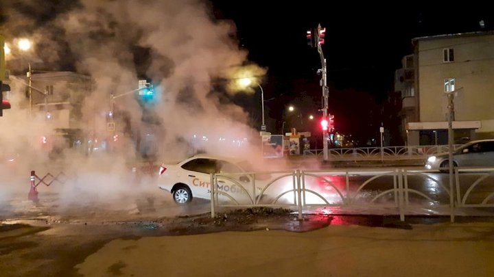 Машина такси провалилась в яму с горячей водой на перекрестке в Екатеринбурге
