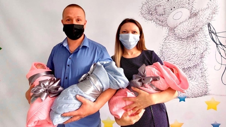 В Новокузнецке из роддома выписали новорожденных тройняшек