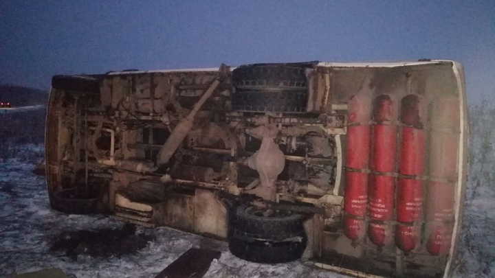 В Самарской области перевернулся автобус с 20 вахтовиками