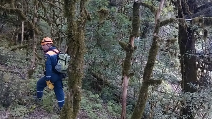 В Сочи спасатели эвакуировали из каньона высотой около 200 метров семейную пару из Москвы