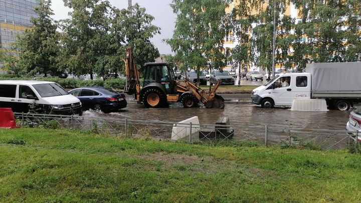 Барбара затопила улицы Санкт-Петербурга: циклон продолжает бушевать в городе