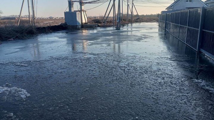 Вода повсюду, но пить нечего: жителям затопленного посёлка Южного экстренно доставляют питьё