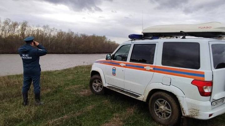 С наступлением темноты в Адыгее приостановлены поиски ребёнка из упавшего в реку автомобиля