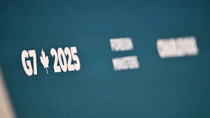 Красноречивая реакция Италии: Мелони не оценила шёпот на ухо от Макрона