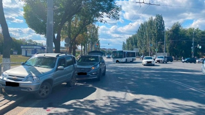 В Самаре водитель сломавшейся Niva попала под колеса своего авто после удара гонщика на Hyundai