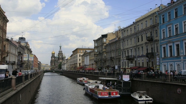 Убрать двери из 90-х и закрасить стеклопакеты: Дома-памятники в Петербурге обновят за 4,5 млрд