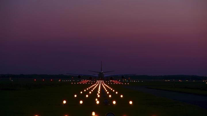 В Новосибирске самолёт Bombardier совершил экстренную посадку: Детали сообщил источник