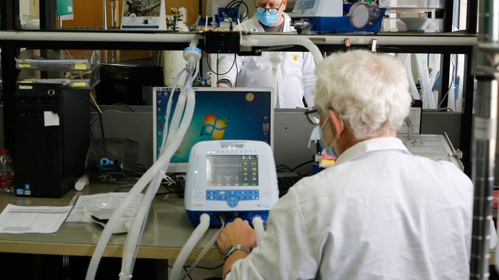 Спасение или приговор? Bloomberg рассказал об опасности аппаратов ИВЛ