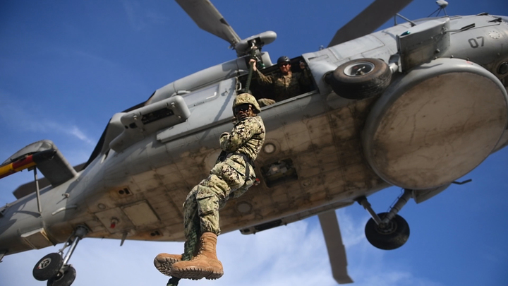 Низколетящий вертолёт в Сирии вызвал истерический смех у американских военных