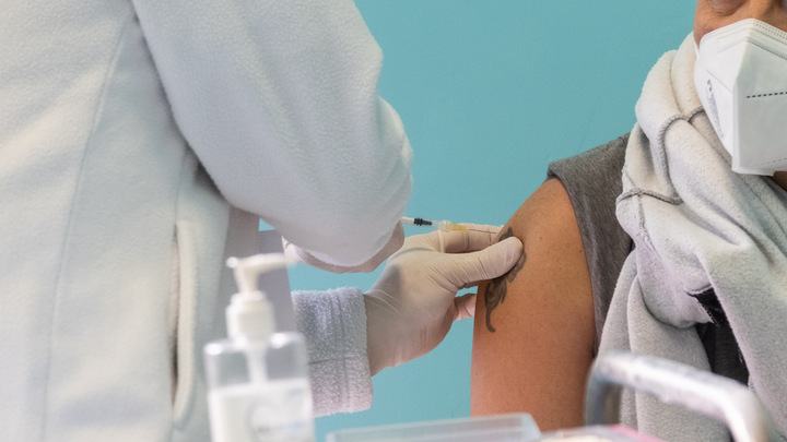 Онкология, выкидыши, тромбы… Ветеран армии США перечислила особенности американской вакцины