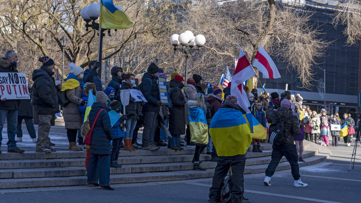 Чуть не дошло до рукопашной: В Германии прогнали украинских активистов с митинга