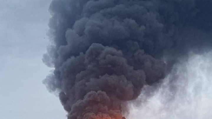 Небо заволокло чёрным дымом: В Клину загорелся склад