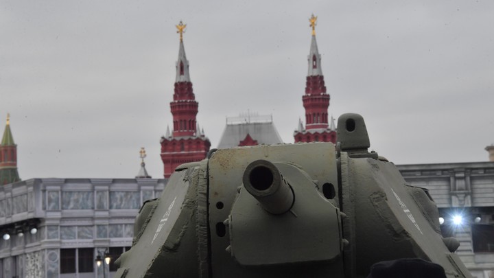 Парад Победы в Москве впервые прошёл под снегопадом