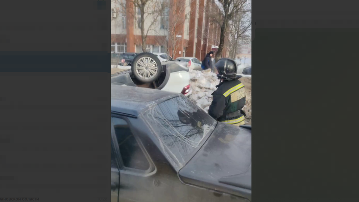 На проспекте Строителей в Иванове после ДТП у АЗС легла на крышу «Лада Веста»