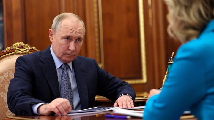 Путин рассказал, почему во время прямой линии не успел ответить отказавшемуся за него голосовать