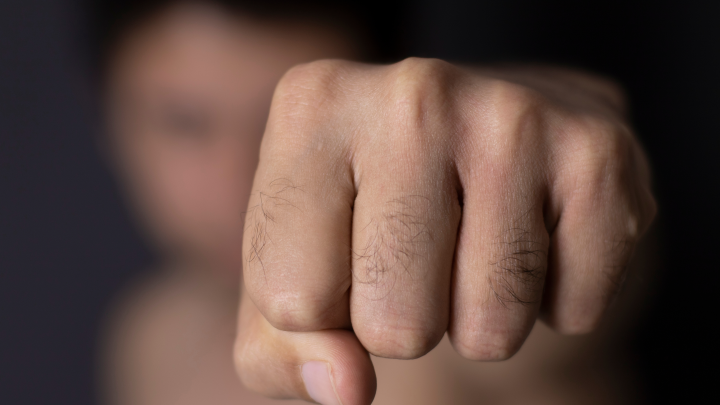 В Новосибирске двое неизвестных разгромили подъезд и избили мужчину