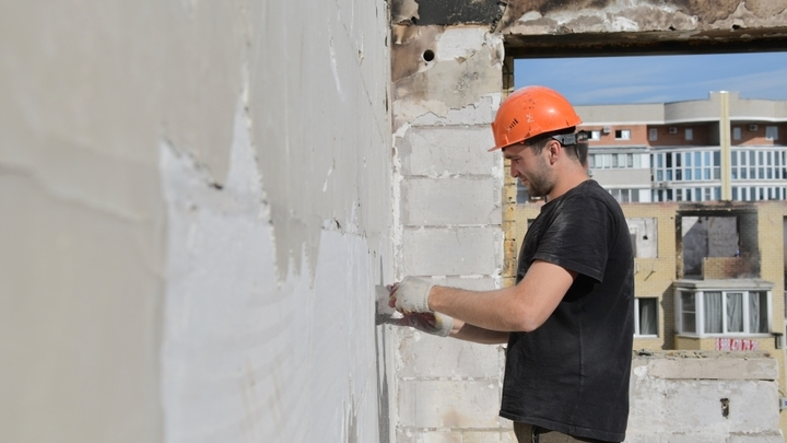 В Краснодаре в многоэтажке по Российской приступили к каменной кладке сгоревшего этажа