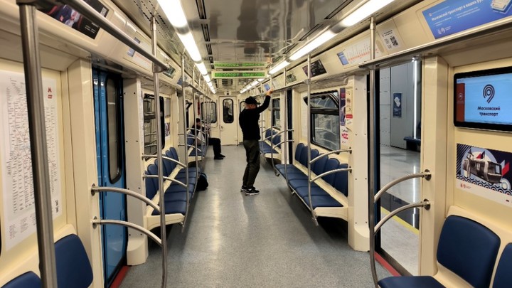 Метро в центре Москвы погрузилось во мрак: Разбираемся в панике