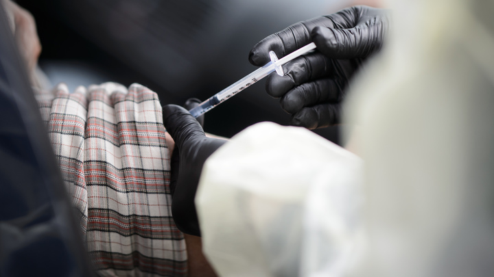 Вынужден выбрасывать вакцину!: Врач рассказал о творящемся абсурде в разгар пандемии