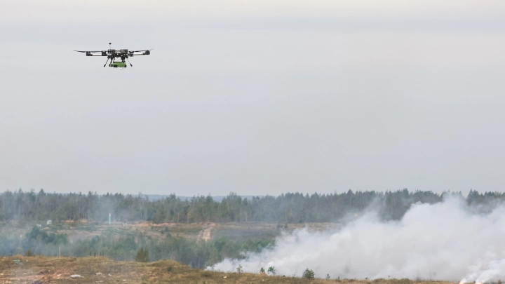 Огненный след дрона: в хуторе Ленинаван после атаки ВСУ горят дома и машины, есть пострадавшие