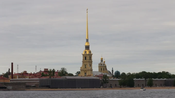 Наводнение в Петербурге 2025: что известно, причины, кадры затопленных улиц