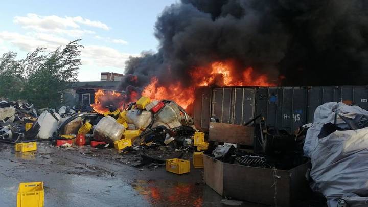 Два вертолета и три десятка пожарных машин тушили пожар в Подольске